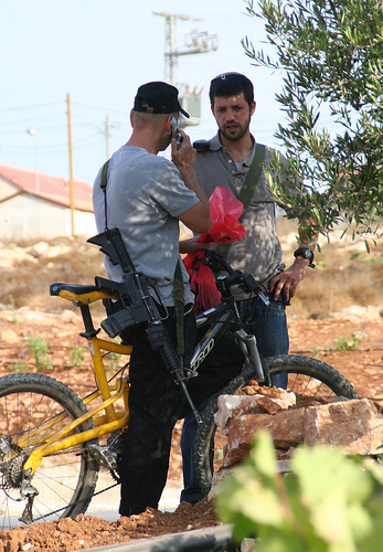 armed_israeli_setters_near_hebron__photo_by_michael_ramallah_3